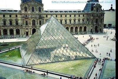 Pirámide de entrada al Museo del Louvre Pirámide de entrada al Museo del Louvre