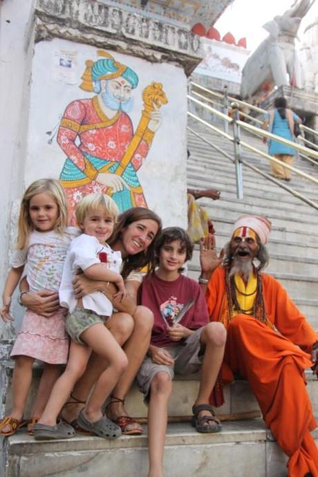 “Me siento en sintonía con mis hijos”. Entrevista a Candelaria Chovet (Familia Zapp) En un templo en India (Small)