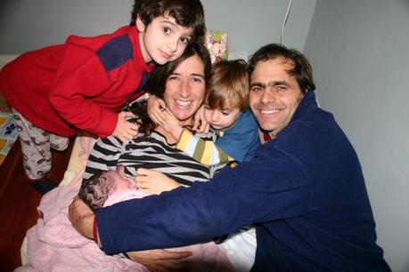 “Me siento en sintonía con mis hijos”. Entrevista a Candelaria Chovet (Familia Zapp) Nacimiento Paloma, primeros minutos de vida (Small)