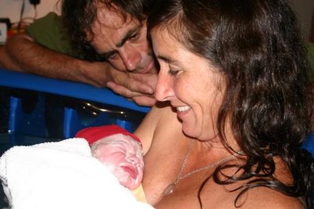 “Me siento en sintonía con mis hijos”. Entrevista a Candelaria Chovet (Familia Zapp) Nacimiento Wallaby en el agua todavia, primeros minutos de vida (Small)