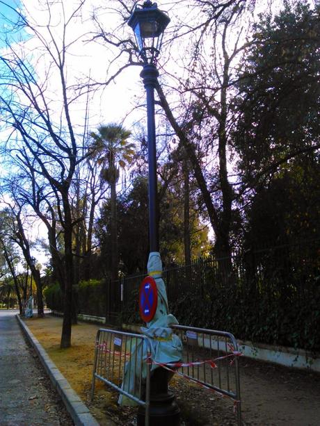 Cambio de farolas en el parque de María Luisa y desfile flamenco en el hotel Alfonso XIII
