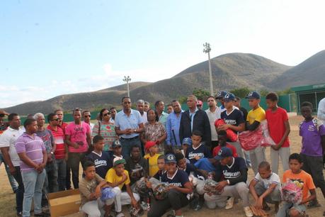 Frank Del Valle entrega útiles deportivos en Villa Jaragua y Guayabal.