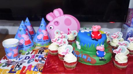CUP CAKE RED VELVED Y TARTA PEPPA PIG, CUMPLEAÑOS DE AITANA
