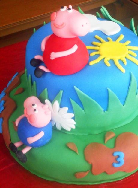 CUP CAKE RED VELVED Y TARTA PEPPA PIG, CUMPLEAÑOS DE AITANA