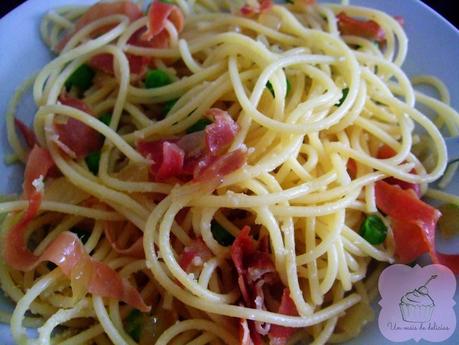 Espaguetis con jamón serrano y guisantes Espaguetis con jamón serrano y guisantes