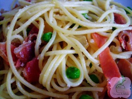 Espaguetis con jamón serrano y guisantes Espaguetis con jamón serrano y guisantes