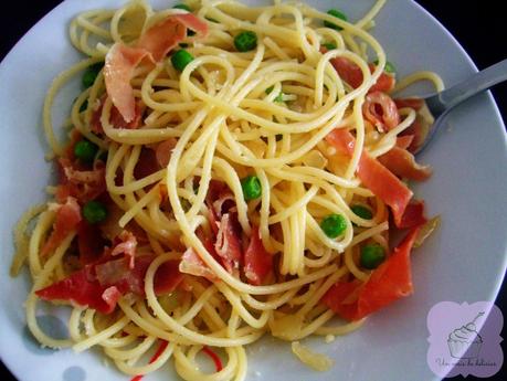 Espaguetis con jamón serrano y guisantes Espaguetis con jamón serrano y guisantes