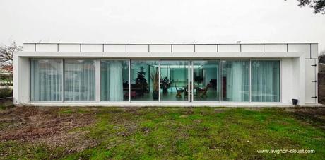 Residencia de una planta con piscina central en Francia.