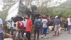 Saquean camión de envío se volcó en Ciénega.