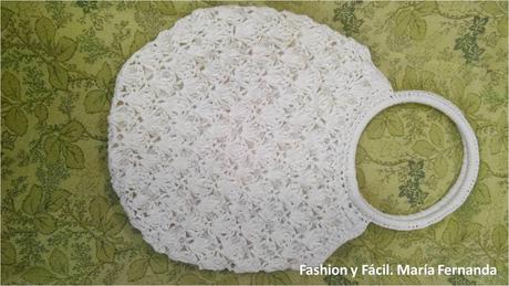 Cartera tejida con argollas y canutillo. (A crocheted purse with rings and beads) Cartera tejida con argollas y canutillo. (A crocheted purse with rings and beads)