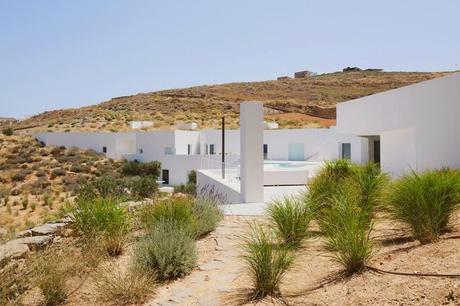 Arquitectura griega, lineal, contemporánea e integrada junto al mar