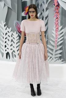 Chanel nos lleva a un jardín de ensueño en su colección de Primavera de Alta Costura