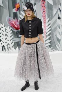 Chanel nos lleva a un jardín de ensueño en su colección de Primavera de Alta Costura