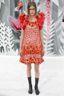 Chanel nos lleva a un jardín de ensueño en su colección de Primavera de Alta Costura