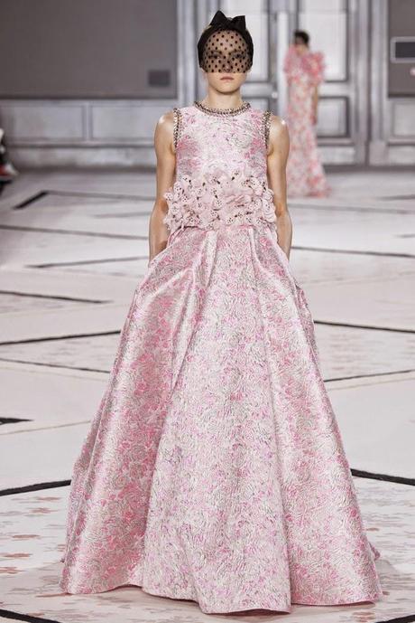 Giambattista Valli llena la Pasarela de París 2015 de vestidos de flores y muy románticos