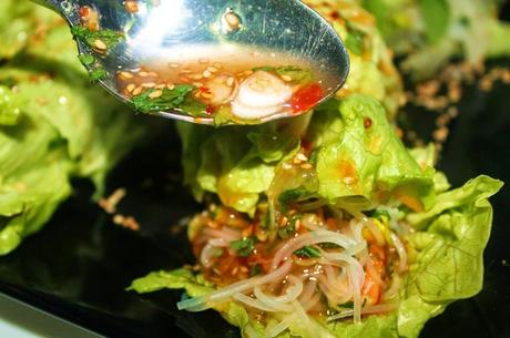 Rollitos de lechuga rellenos de ensalada de langostinos, mango y fideos de soja