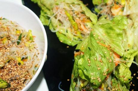 Rollitos de lechuga rellenos de ensalada de langostinos, mango y fideos de soja