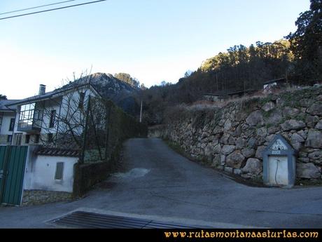 Area Buyera, picos Grandamiana y Plantón: Desvío a la entrada de Proaza