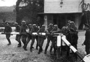 Soldados alemanes atravesando la frontera de Polonia para dar inicio a la invasión del país el 1 de septiembre de 1939.