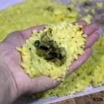 Arancini de berenjena Colocamos el arroz en la mano, ponemos el relleno y cerramos el puño.