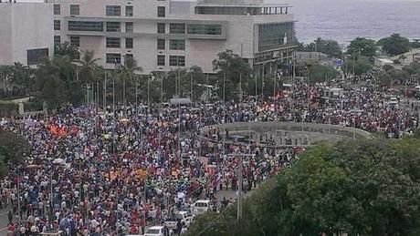 Miles claman ante Congreso reelección Danilo Medina.