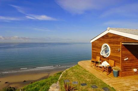 Un pequeño cottage en los acantilados de Cornwall, Inglaterra