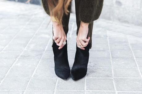 Open_back_Sweater-Khaki-Outfit-Street_Style-Collage_Vintage-Fur_Clutch-67