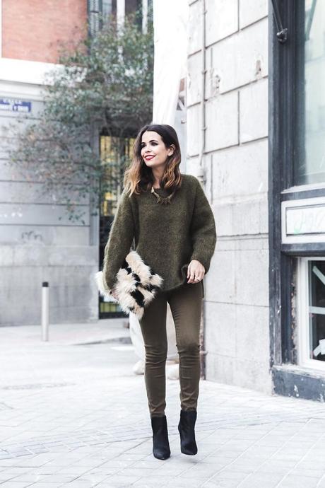Open_back_Sweater-Khaki-Outfit-Street_Style-Collage_Vintage-Fur_Clutch-21