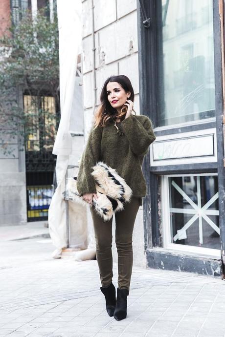 Open_back_Sweater-Khaki-Outfit-Street_Style-Collage_Vintage-Fur_Clutch-13