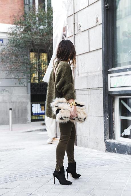 Open_back_Sweater-Khaki-Outfit-Street_Style-Collage_Vintage-Fur_Clutch-27