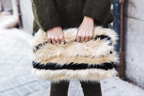 Open_back_Sweater-Khaki-Outfit-Street_Style-Collage_Vintage-Fur_Clutch-53