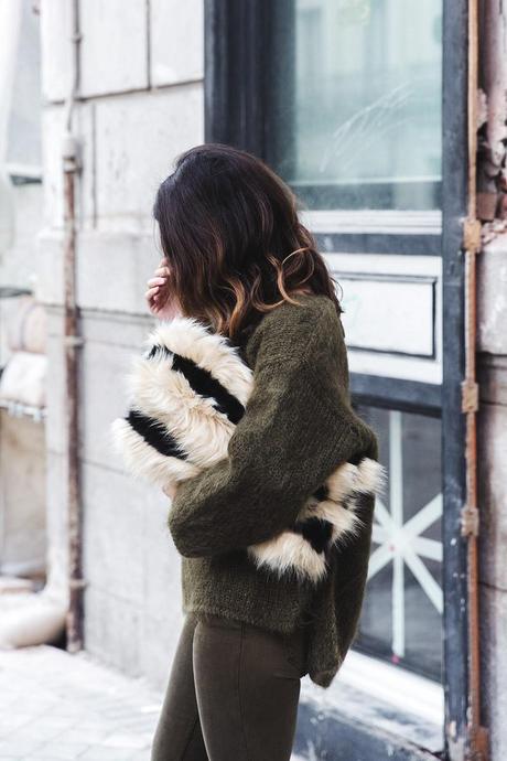 Open_back_Sweater-Khaki-Outfit-Street_Style-Collage_Vintage-Fur_Clutch-8