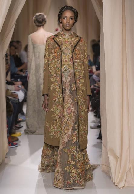 Valentino enamora con su colección de Alta Costura de Primavera 2015