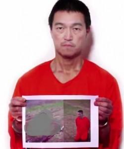 Una madre, un rehén y más de 48 horas desesperantes Kenji Goto sostiene una foto del segundo rehén. Fuente: Captura de Youtube.