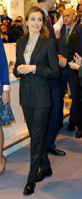 Dña. Letizia, look FBI en la FITUR. Opina