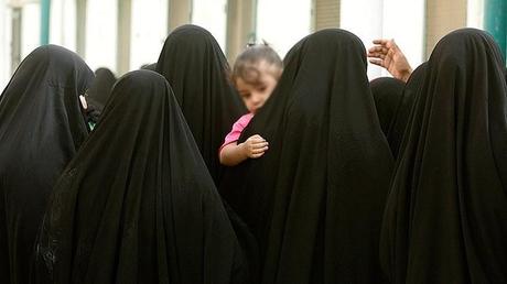 SOLO A BESTIAS HUMANAS SE LES PUEDE OCURRIR ALGO ASÍ... El Estado Islámico ordena la mutilación genital a 2 millones de niñas en Irak