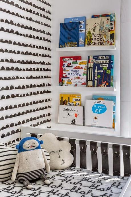 UN DORMITORIO INFANTIL EN WHITE & BLACK CON UN TOQUE DE AZUL Y AMARILLO UN DORMITORIO INFANTIL EN WHITE & BLACK CON UN TOQUE DE AZUL Y AMARILLO