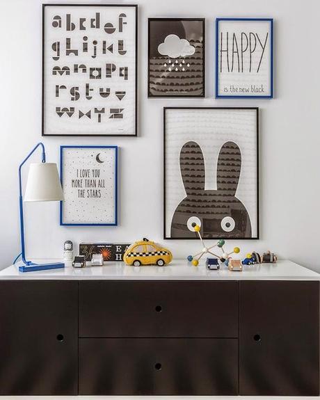 UN DORMITORIO INFANTIL EN WHITE & BLACK CON UN TOQUE DE AZUL Y AMARILLO UN DORMITORIO INFANTIL EN WHITE & BLACK CON UN TOQUE DE AZUL Y AMARILLO