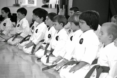 Niños en mokuso. Foto de Goju Karate Center Niños en mokuso. Foto de Goju Karate Center