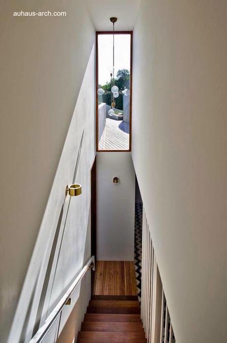 Casa orgánica rústica de concreto, madera y metal. Casa orgánica rústica de concreto, madera y metal.