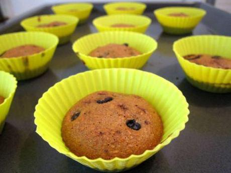 Magdalenas integrales de arándanos y chocolate Pasado ese tiempo las dejamos reposar en los moldes 5 minutos. Entonces las desmoldamos con cuidado y las dejamos enfriar sobre una rejilla.