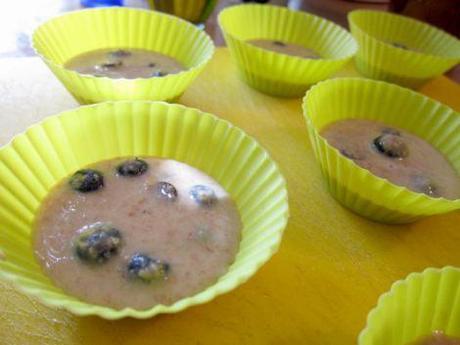 Magdalenas integrales de arándanos y chocolate Pasado ese tiempo las dejamos reposar en los moldes 5 minutos. Entonces las desmoldamos con cuidado y las dejamos enfriar sobre una rejilla.