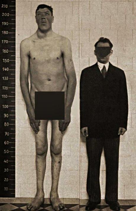 El único hombre que fue enano y gigante en su vida. El único hombre que fue enano y gigante en su vida.