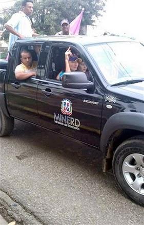 Cancelan Director Distrito Educativo por uso vehículo en acto político.