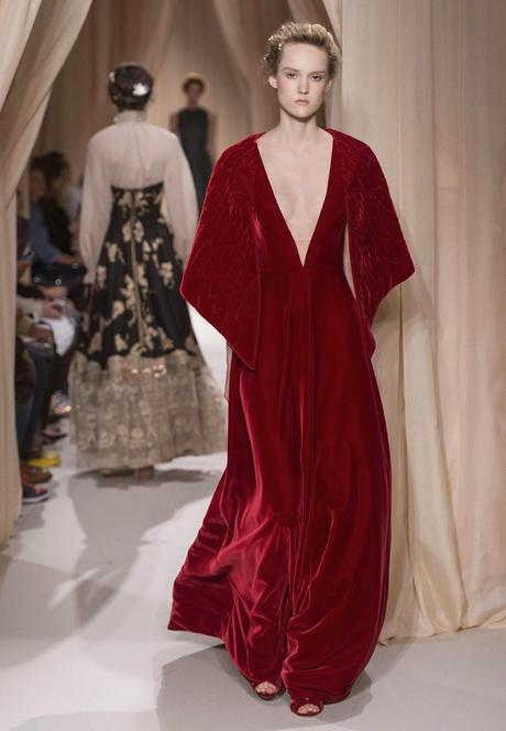 Terciopelo rojo otra propuesta de Valentino para ir como invitada a una boda Terciopelo rojo otra propuesta de Valentino para ir como invitada a una boda