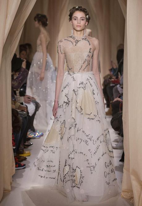 Vestido de novia de Valentino con mensajes de amor para novias románticas Vestido de novia de Valentino con mensajes de amor para novias románticas