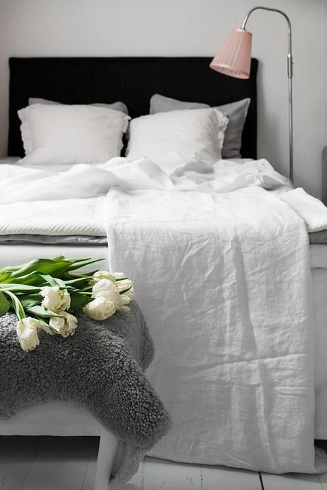 Un estudio decorado en gris y rosa Un estudio decorado en gris y rosa