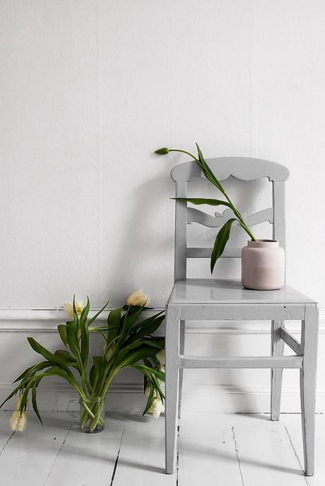 Un estudio decorado en gris y rosa Un estudio decorado en gris y rosa