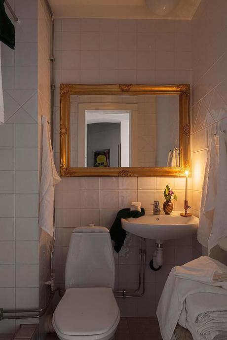 Un estudio decorado en gris y rosa Un estudio decorado en gris y rosa