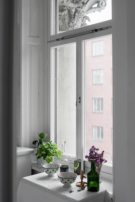 Un estudio decorado en gris y rosa Un estudio decorado en gris y rosa